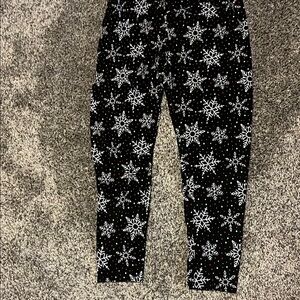 No Boundaries Black and White Snowflake Leggings